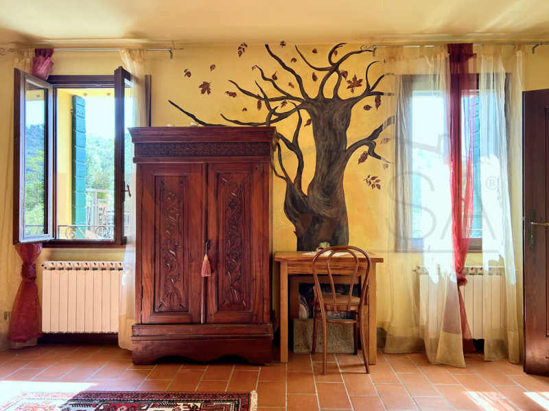 CINTO EUGANEO - Faedo: proponiamo in vendita un incantevole agriturismo situato nella pittoresca ...