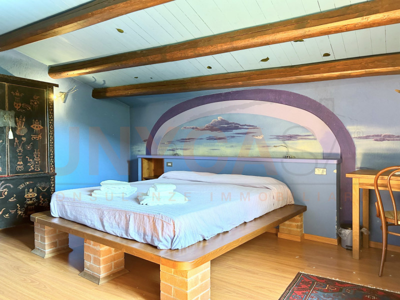 CINTO EUGANEO - Faedo: proponiamo in vendita un incantevole agriturismo situato nella pittoresca ...