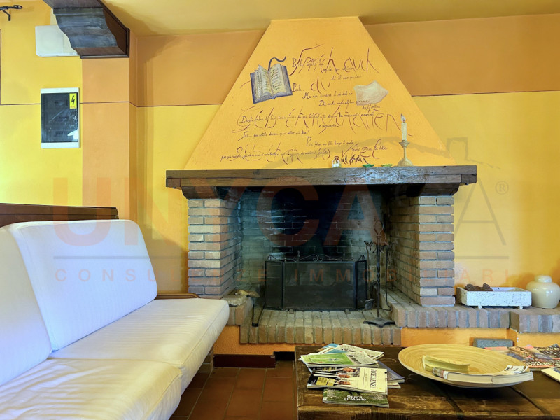 CINTO EUGANEO - Faedo: proponiamo in vendita un incantevole agriturismo situato nella pittoresca ...