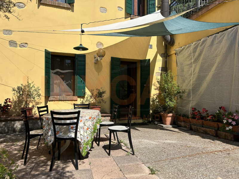 CINTO EUGANEO - Faedo: proponiamo in vendita un incantevole agriturismo situato nella pittoresca ...