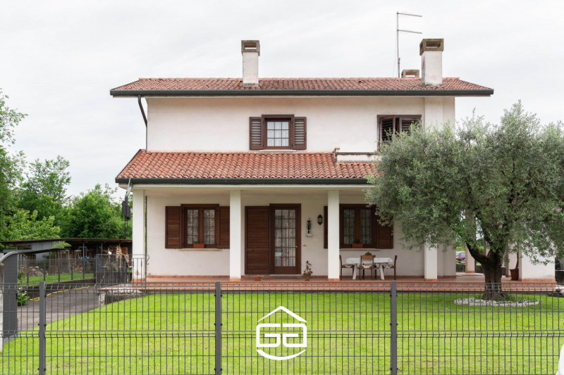 In una zona tranquilla e ben collegata ai principali servizi, proponiamo in vendita una rara oppo...