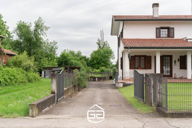 In una zona tranquilla e ben collegata ai principali servizi, proponiamo in vendita una rara oppo...