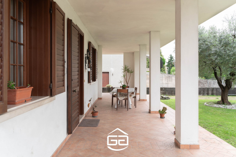 In una zona tranquilla e ben collegata ai principali servizi, proponiamo in vendita una rara oppo...