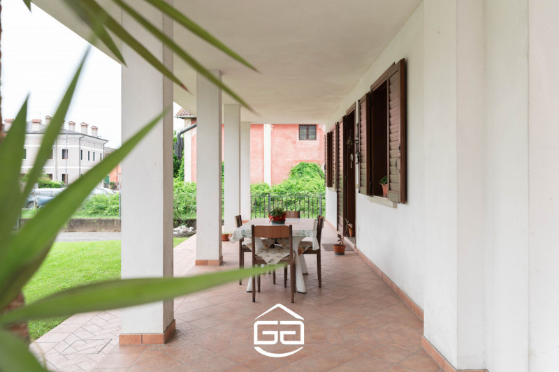 In una zona tranquilla e ben collegata ai principali servizi, proponiamo in vendita una rara oppo...