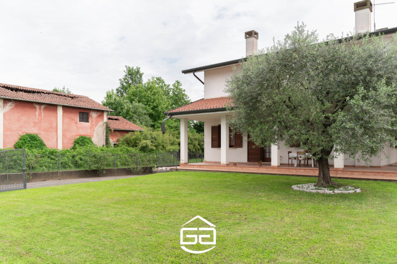 In una zona tranquilla e ben collegata ai principali servizi, proponiamo in vendita una rara oppo...