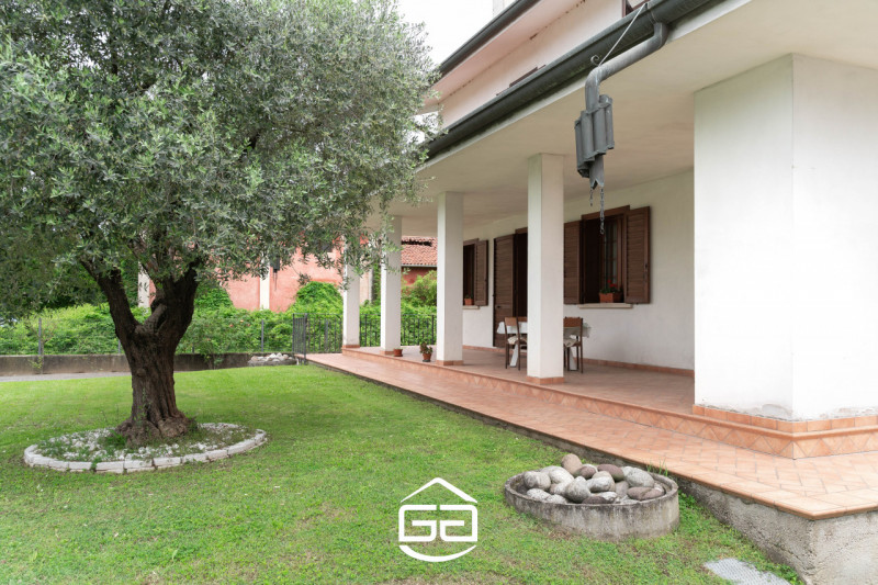 In una zona tranquilla e ben collegata ai principali servizi, proponiamo in vendita una rara oppo...