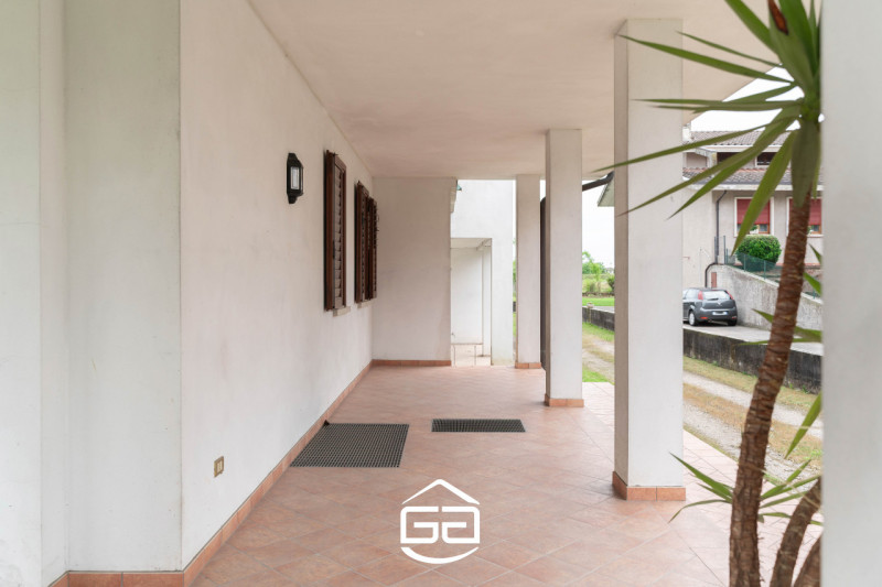 In una zona tranquilla e ben collegata ai principali servizi, proponiamo in vendita una rara oppo...