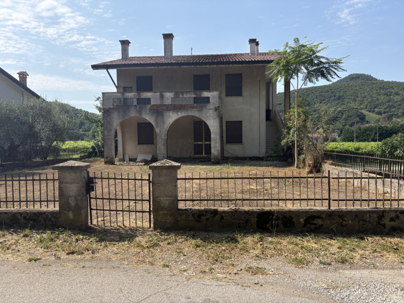 Nel tranquillo contesto della frazione di Fontanafredda, a Cinto Euganeo, proponiamo in vendita u...