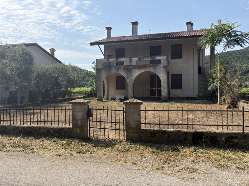 Nel tranquillo contesto della frazione di Fontanafredda, a Cinto Euganeo, proponiamo in vendita u...