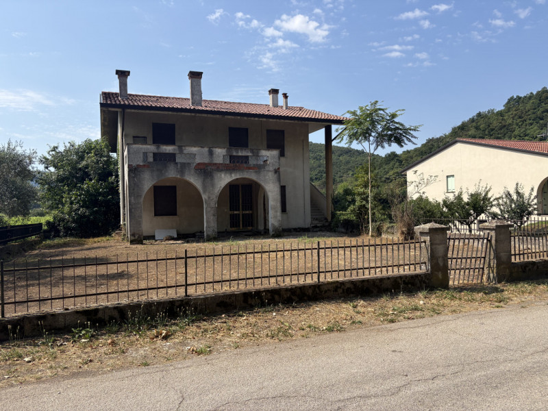 Nel tranquillo contesto della frazione di Fontanafredda, a Cinto Euganeo, proponiamo in vendita u...