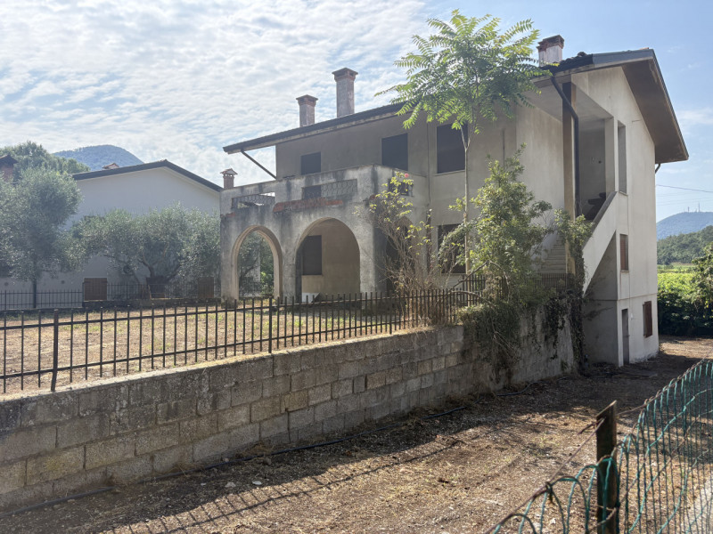 Nel tranquillo contesto della frazione di Fontanafredda, a Cinto Euganeo, proponiamo in vendita u...
