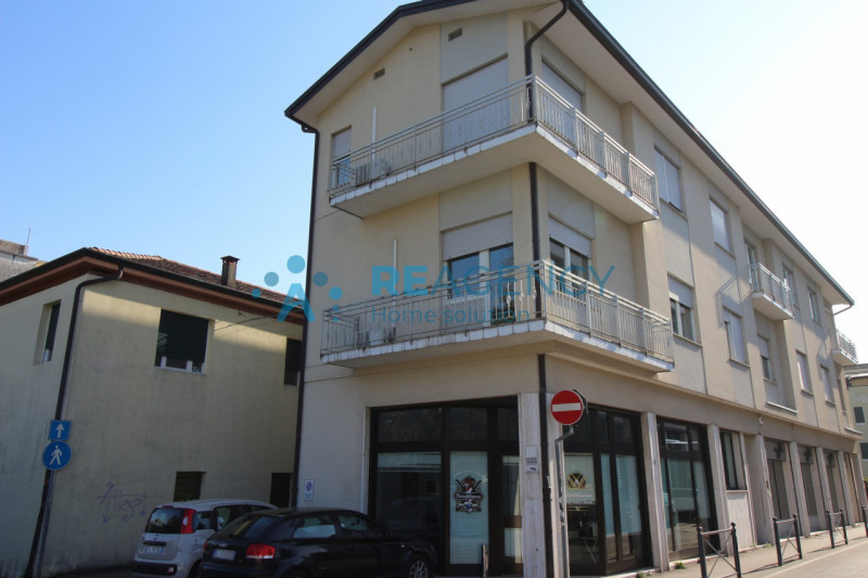 THIENE CENTRO
Sei alla ricerca di un appartamento in centro da ristrutturare?
Prezzo € 109.00
CLA...