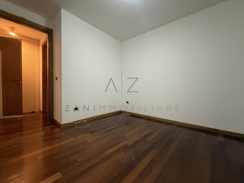 Scopri questo splendido attico in affitto situato nel centro storico di Castelfranco Veneto, un l...