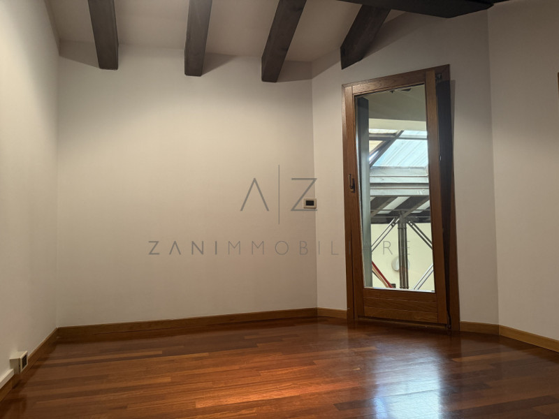 Scopri questo splendido attico in affitto situato nel centro storico di Castelfranco Veneto, un l...