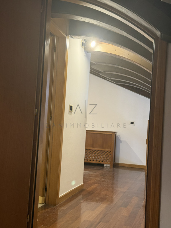 Scopri questo splendido attico in affitto situato nel centro storico di Castelfranco Veneto, un l...