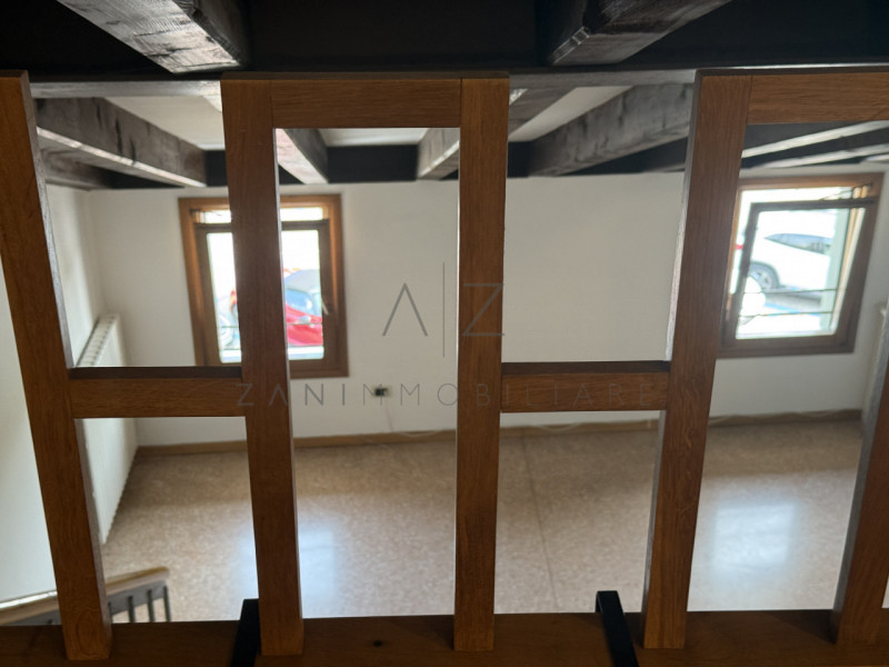 Scopri questo splendido attico in affitto situato nel centro storico di Castelfranco Veneto, un l...