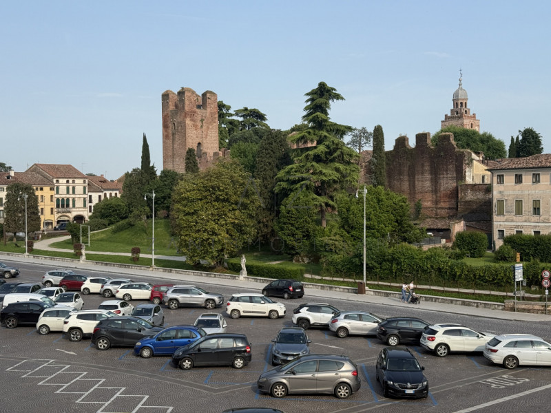 Scopri questo splendido attico in affitto situato nel centro storico di Castelfranco Veneto, un l...