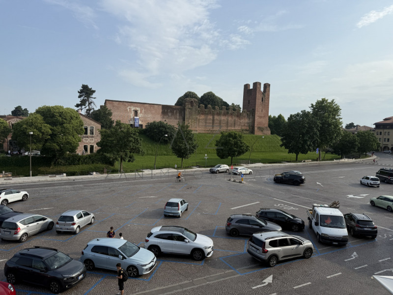 Scopri questo splendido attico in affitto situato nel centro storico di Castelfranco Veneto, un l...