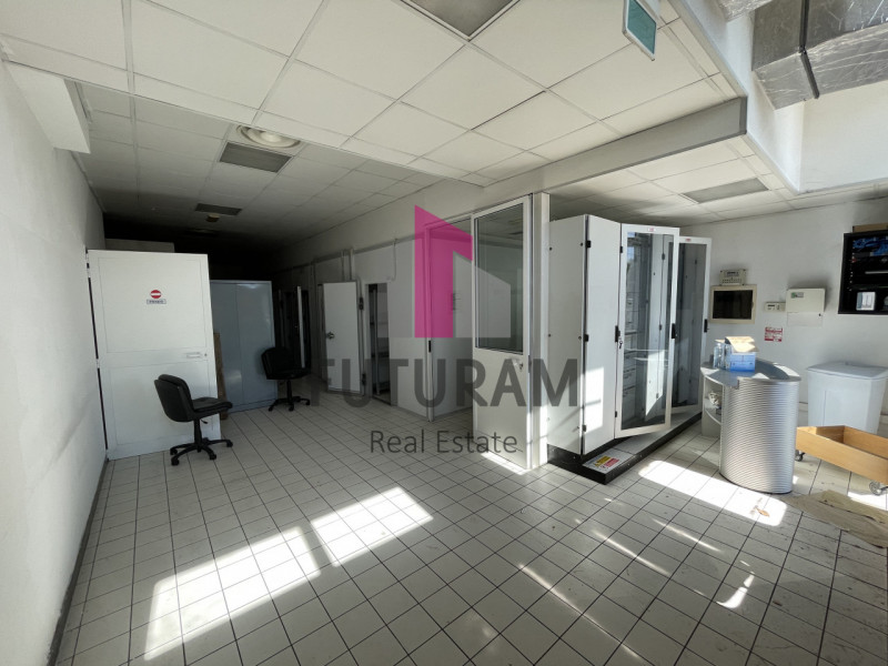 RIF:  045NM - CAZZAGO DI PIANIGA  -  PER INFO 0444/310220

Propongo in affitto un negozio di 900 ...