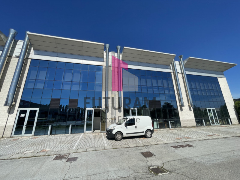 RIF:  045NM - CAZZAGO DI PIANIGA  -  PER INFO 0444/310220

Propongo in affitto un negozio di 900 ...