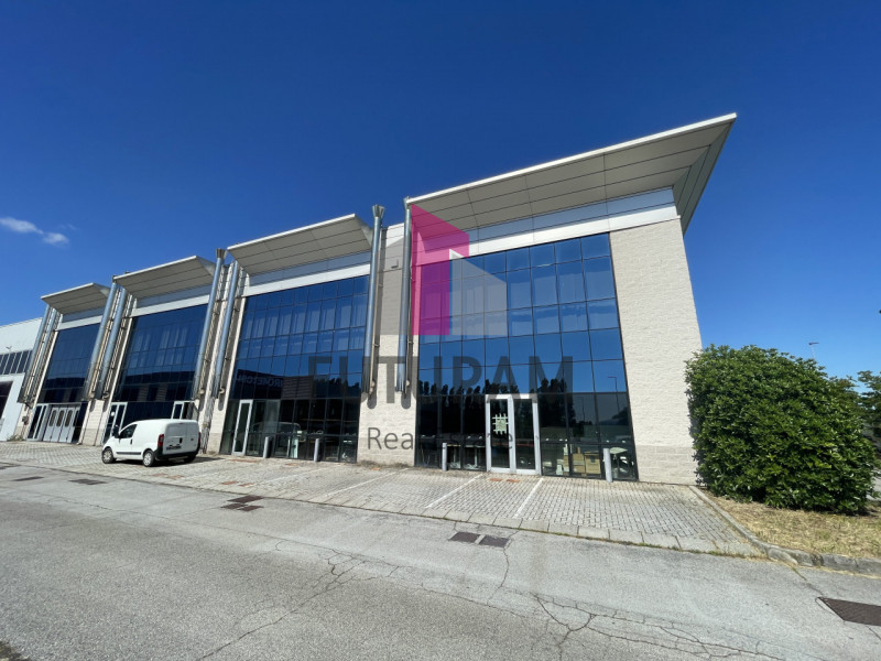 RIF:  045NM - CAZZAGO DI PIANIGA  -  PER INFO 0444/310220

Propongo in affitto un negozio di 900 ...