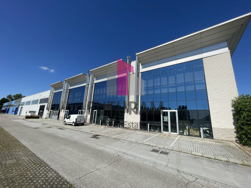 RIF:  045NM - CAZZAGO DI PIANIGA  -  PER INFO 0444/310220

Propongo in affitto un negozio di 900 ...