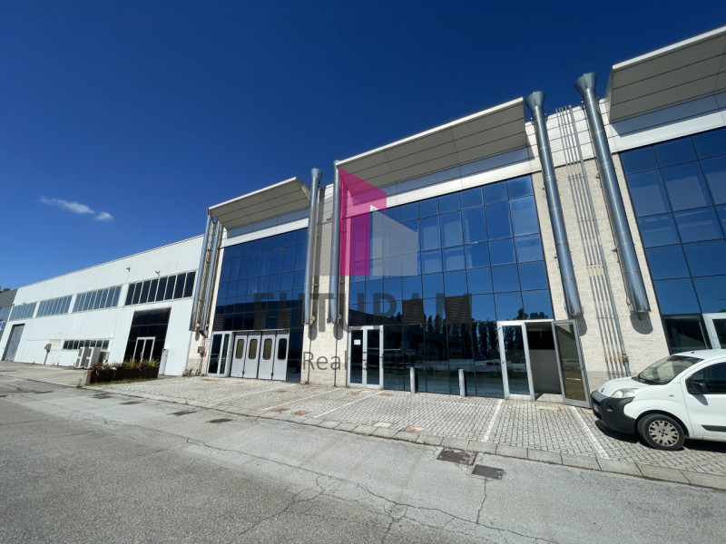 RIF:  046NM - CAZZAGO DI PIANIGA  -  PER INFO 0444/310220

Propongo in vendita un negozio di 900 ...