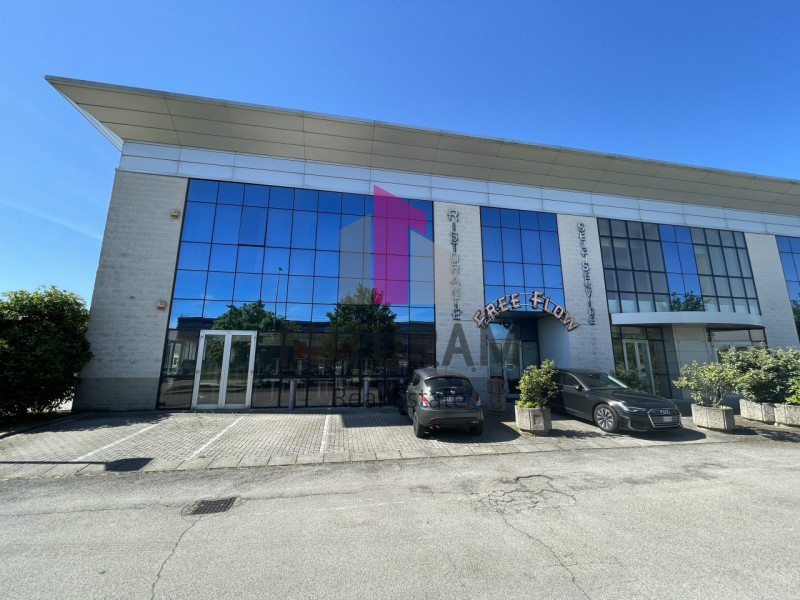 RIF:  046NM - CAZZAGO DI PIANIGA  -  PER INFO 0444/310220

Propongo in vendita un negozio di 900 ...