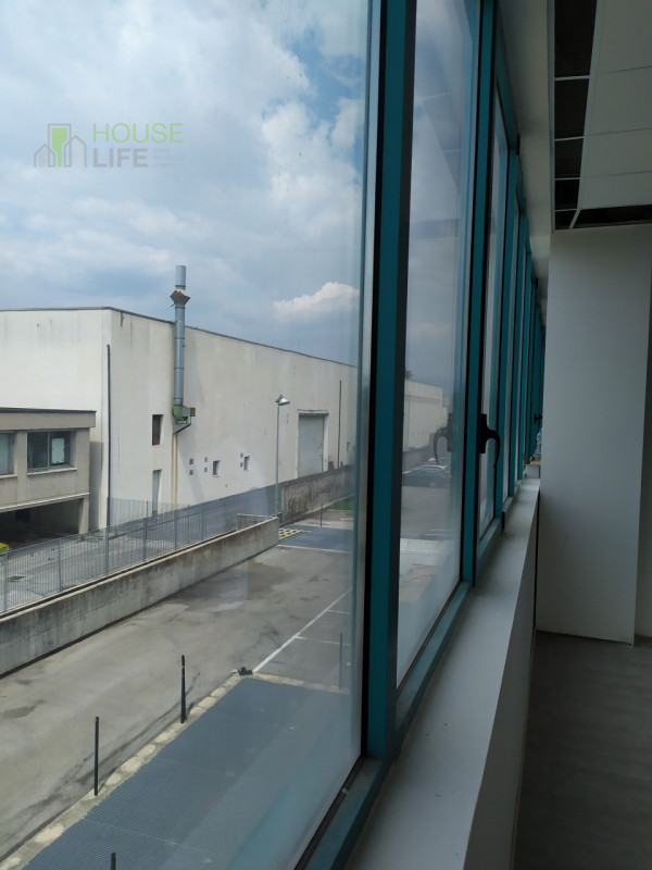 THIENE - ZONA INDUSTRIALE: VENDESI UFFICIO open-space in posizione strategica con posti auto rise...