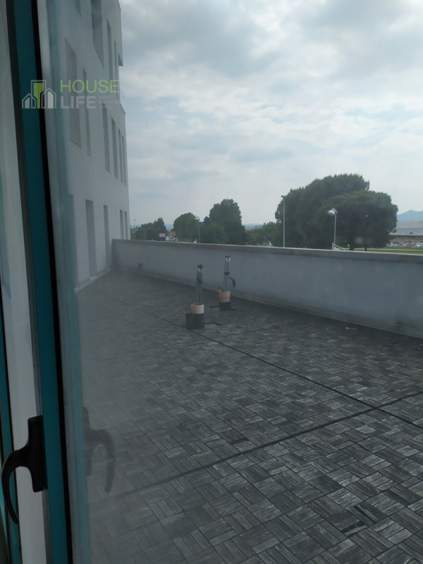 THIENE - ZONA INDUSTRIALE: VENDESI UFFICIO open-space in posizione strategica con posti auto rise...