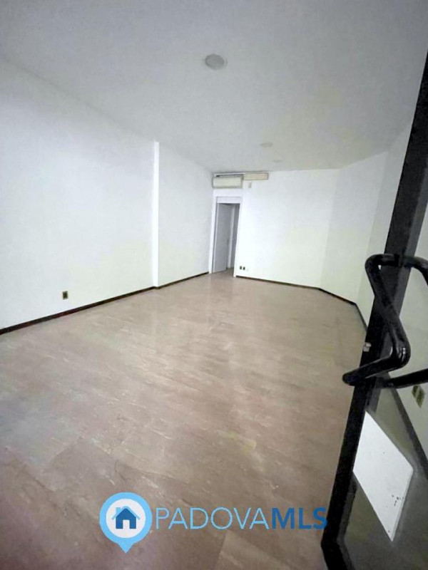 Immobile in esclusiva al Gruppo Padova MLS

In posizione centralissima, di forte passaggio pedona...