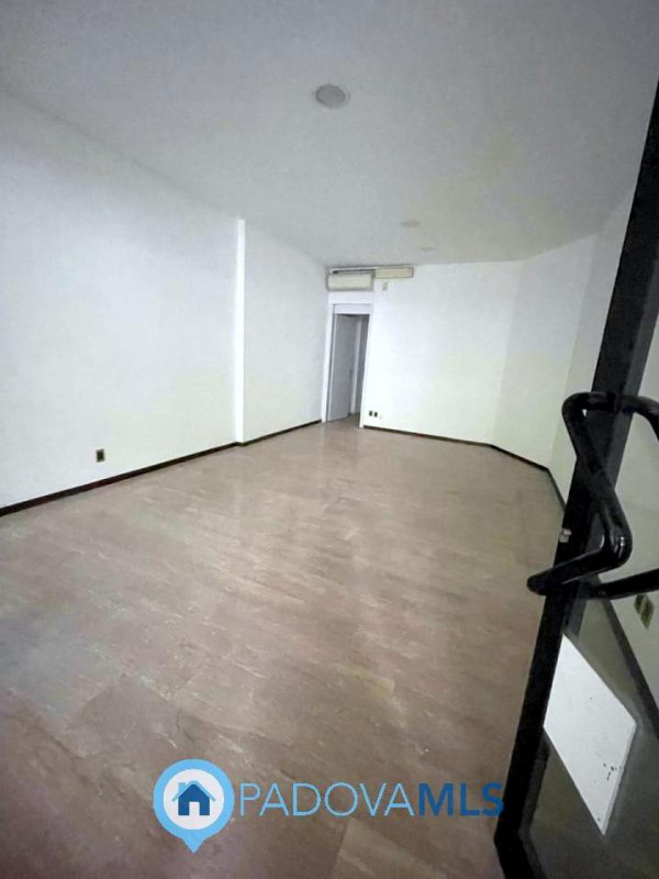 Immobile in esclusiva al Gruppo Padova MLS

In posizione centralissima, di forte passaggio pedona...