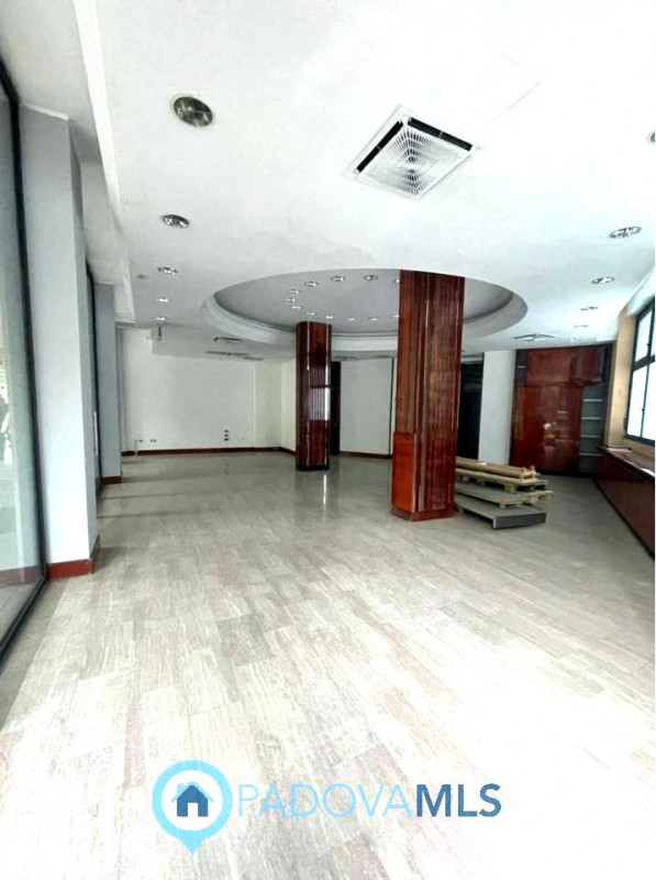 Immobile in esclusiva al Gruppo Padova MLS

In posizione centralissima, di forte passaggio pedona...