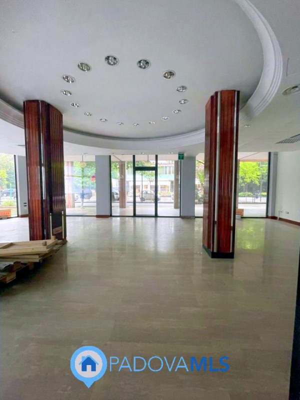 Immobile in esclusiva al Gruppo Padova MLS

In posizione centralissima, di forte passaggio pedona...