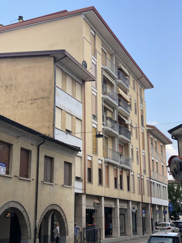 Desideri una sede di rappresentanza nel cuore pulsante della città? 
Proponiamo in vendita un lum...