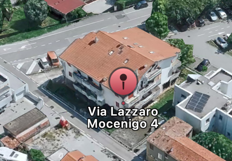 Al livello inferiore 3 camere, cucina e soggiorno due bagni, salendo in mansarda una stanza e spa...