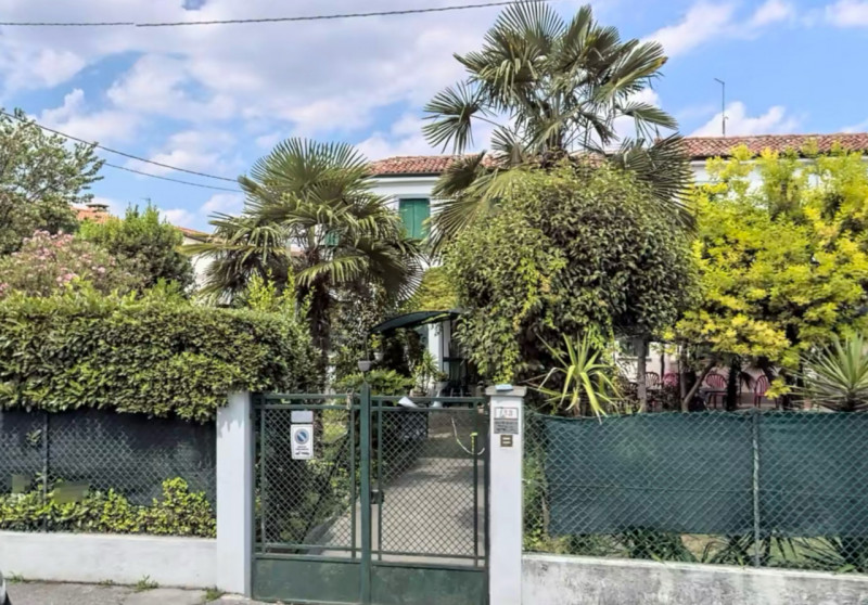 Grande giardino davanti, costruita tanto attaccata alle case affianco --- annuncio pubblicato con...