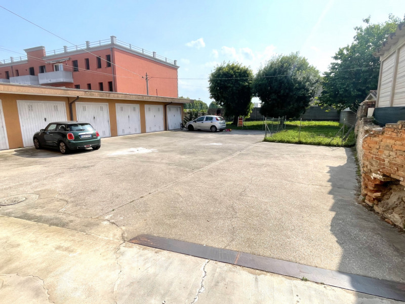 Lungo la centralissima Via Roma, di fianco alle Poste, negozio vetrinato di 44 mq. costituito da ...