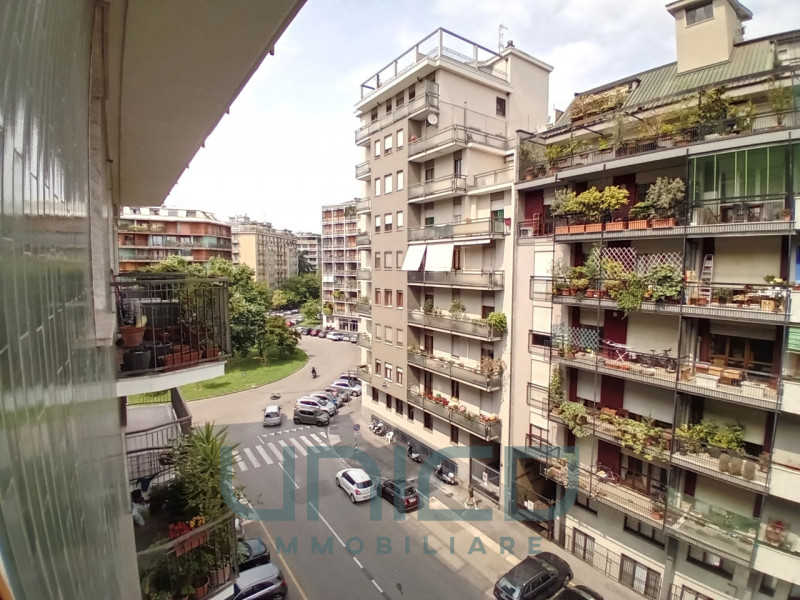 MM4 CALIFORNIA in ottimo contesto con portineria DISPONIBILITA’ IMMEDIATA. Proponiamo luminosissi...