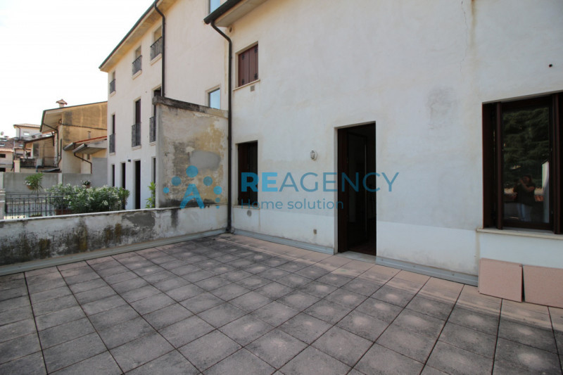 Nel cuore del centro storico di Thiene, proponiamo in vendita un palazzo con grandi potenzialità ...