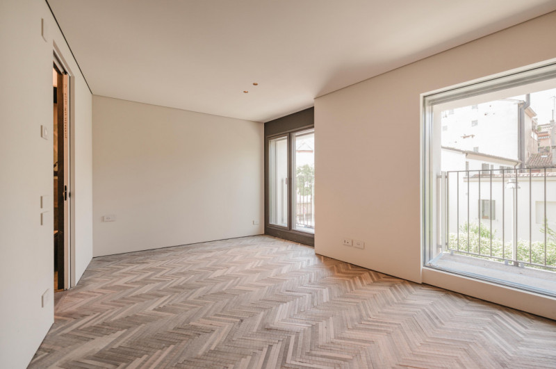 Unico. Elegante. Inimitabile.
Nel cuore autentico del centro storico, prende vita una nuova costr...