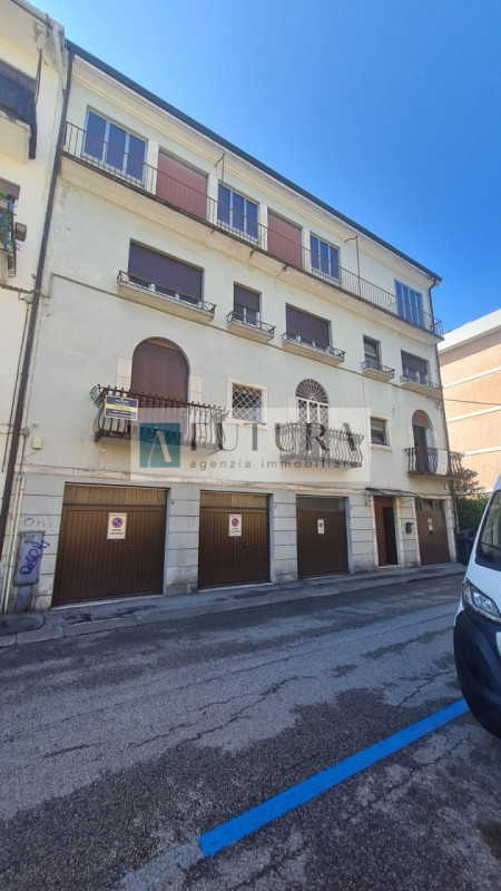 In strada interna non trafficata, ma comoda ai servizi e vicino al centro, proponiamo 1 appartame...