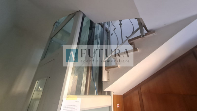 In strada interna non trafficata, ma comoda ai servizi e vicino al centro, proponiamo 1 appartame...