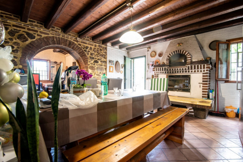 A Baone, immersa nella suggestiva Valle San Giorgio, proponiamo in vendita una straordinaria oppo...