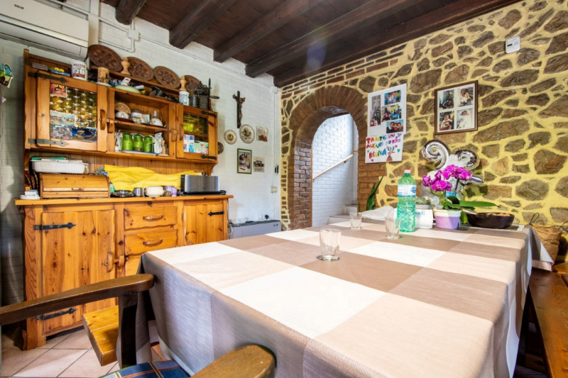 A Baone, immersa nella suggestiva Valle San Giorgio, proponiamo in vendita una straordinaria oppo...