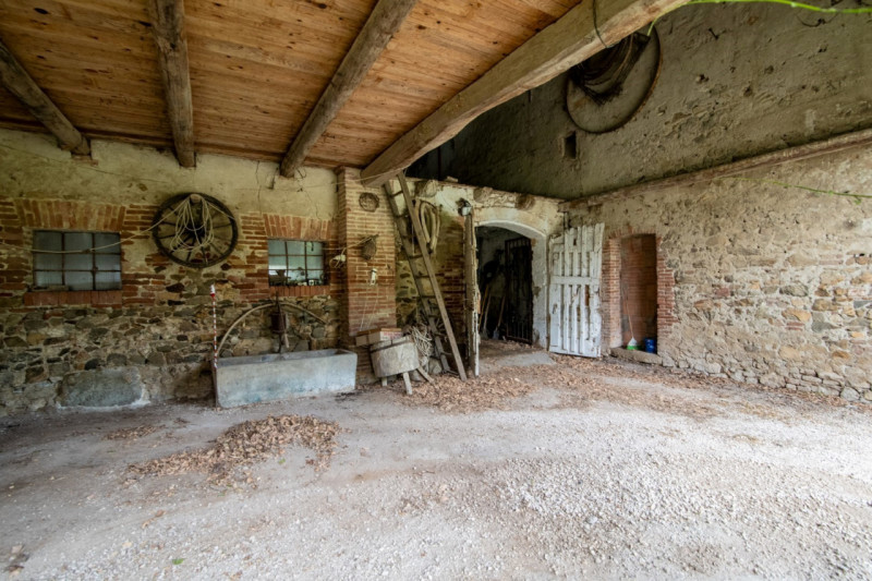 A Baone, immersa nella suggestiva Valle San Giorgio, proponiamo in vendita una straordinaria oppo...