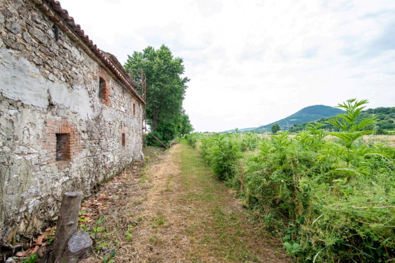 A Baone, immersa nella suggestiva Valle San Giorgio, proponiamo in vendita una straordinaria oppo...