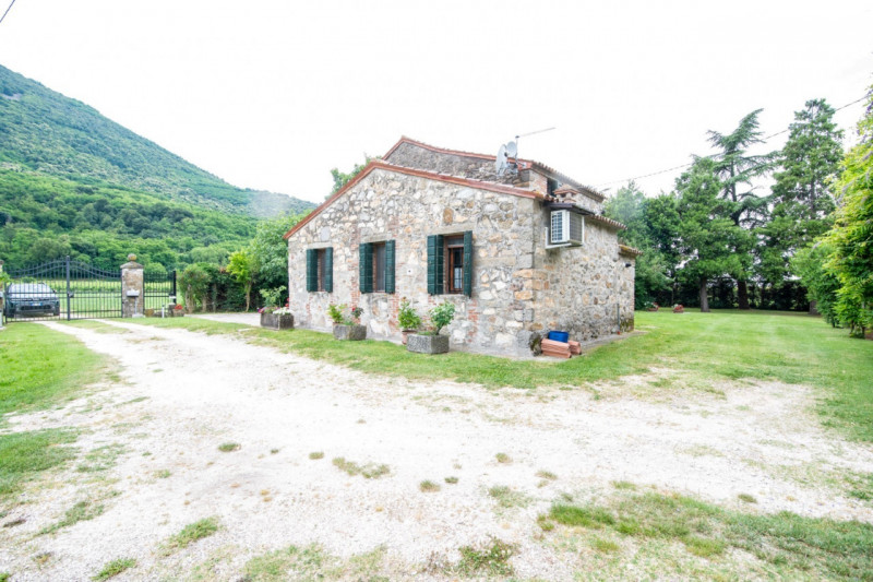 A Baone, immersa nella suggestiva Valle San Giorgio, proponiamo in vendita una straordinaria oppo...