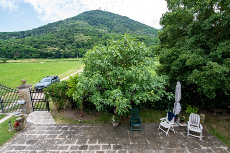 A Baone, immersa nella suggestiva Valle San Giorgio, proponiamo in vendita una straordinaria oppo...