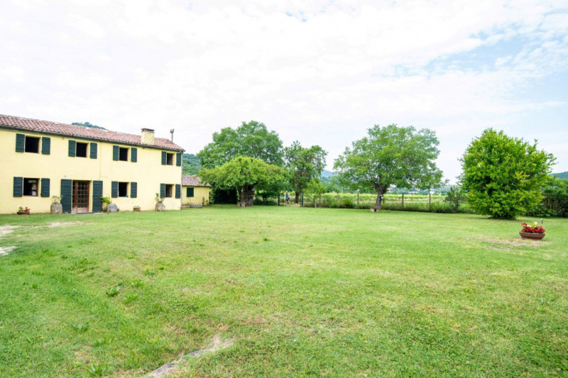 A Baone, immersa nella suggestiva Valle San Giorgio, proponiamo in vendita una straordinaria oppo...